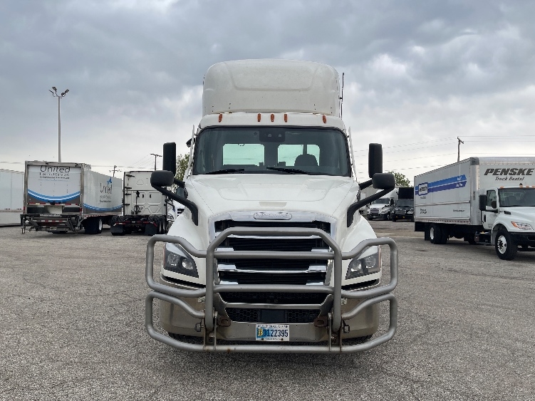 2021 Freightliner Cascadia in Elkhart, IN — photo 2