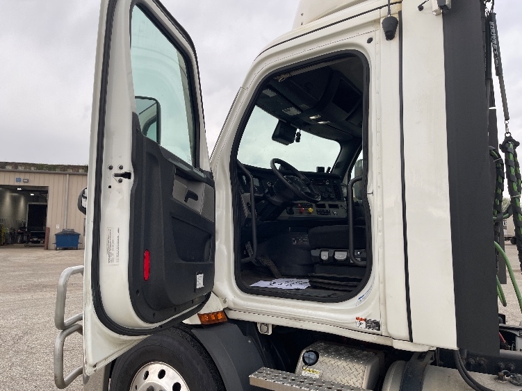 2021 Freightliner Cascadia in Elkhart, IN — photo 9