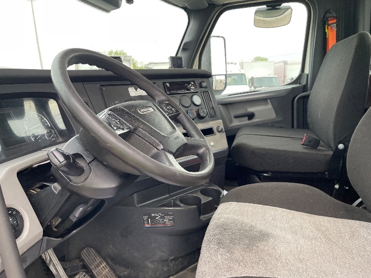 2021 Freightliner Cascadia in Elkhart, IN — photo 10