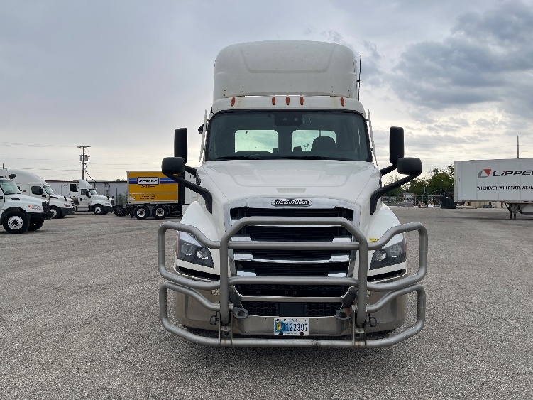 2021 Freightliner Cascadia in Elkhart, IN — photo 2