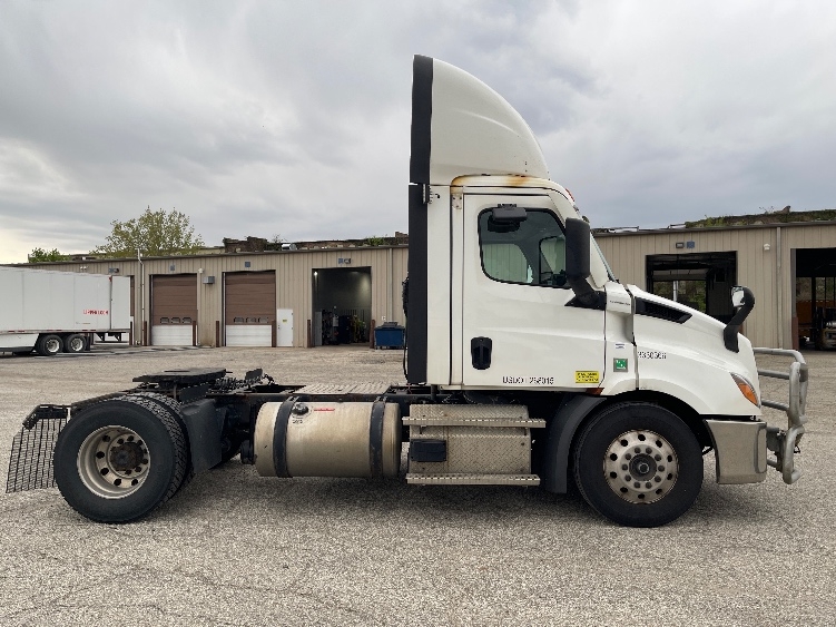 2021 Freightliner Cascadia in Elkhart, IN — photo 8