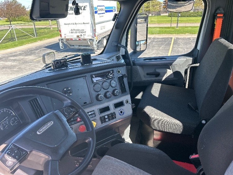 2021 Freightliner Cascadia in Davenport, IA — photo 10