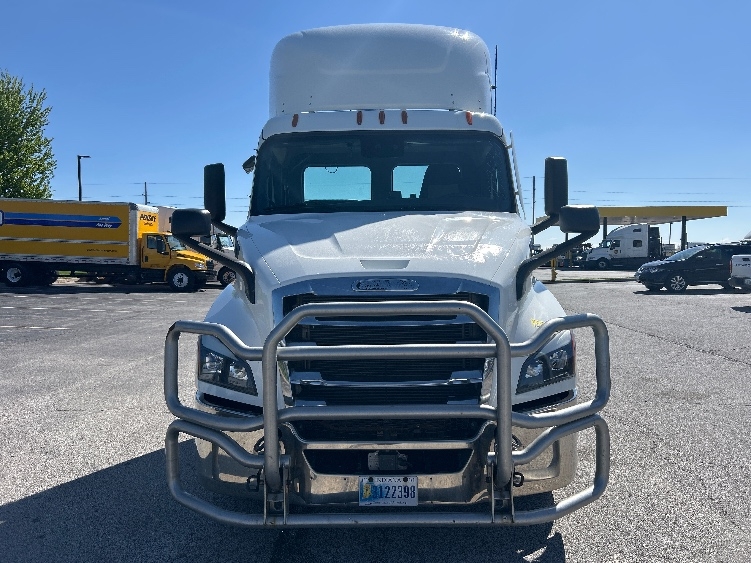 2021 Freightliner Cascadia in Davenport, IA — photo 2