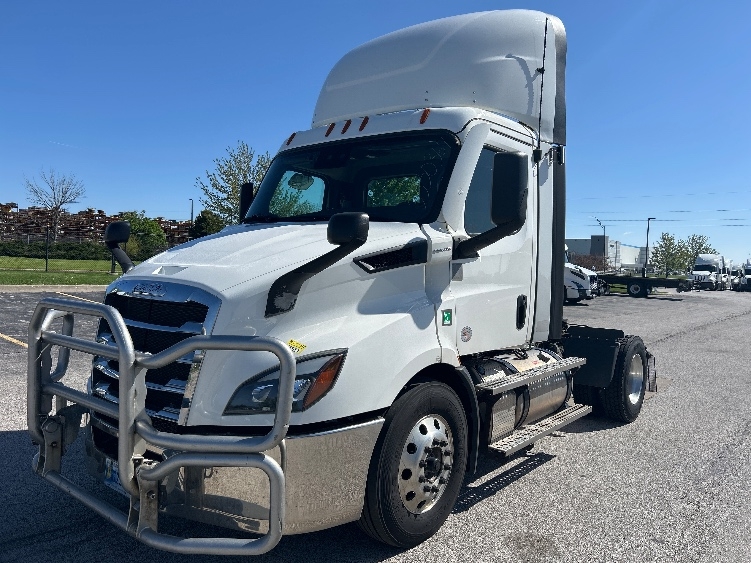 2021 Freightliner Cascadia in Davenport, IA — photo 3