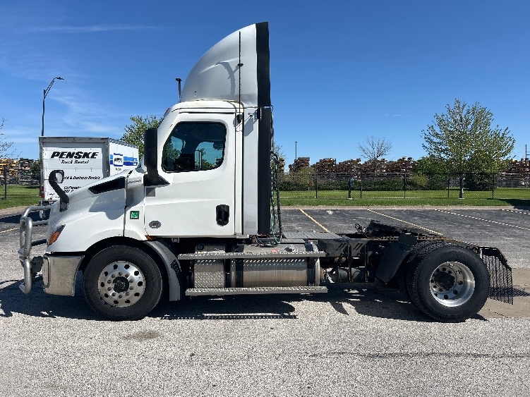 2021 Freightliner Cascadia in Davenport, IA — photo 4
