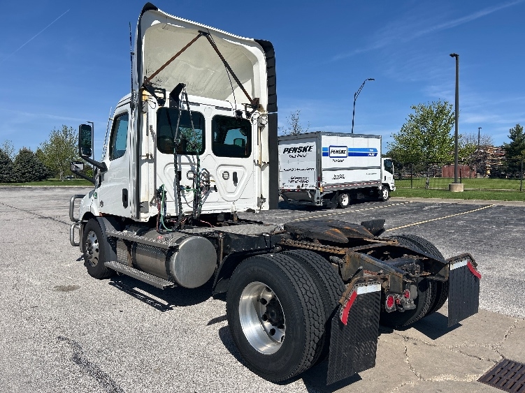 2021 Freightliner Cascadia in Davenport, IA — photo 5