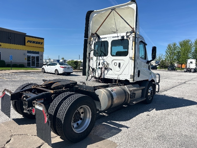 2021 Freightliner Cascadia in Davenport, IA — photo 7