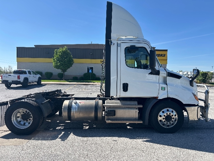 2021 Freightliner Cascadia in Davenport, IA — photo 8