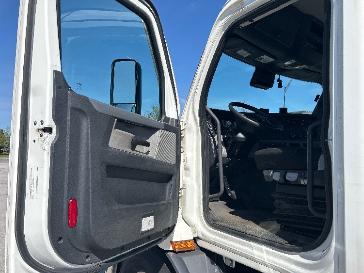 2021 Freightliner Cascadia in Davenport, IA — photo 9
