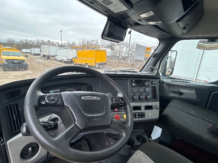 2021 Freightliner Cascadia in La Porte, IN — photo 10