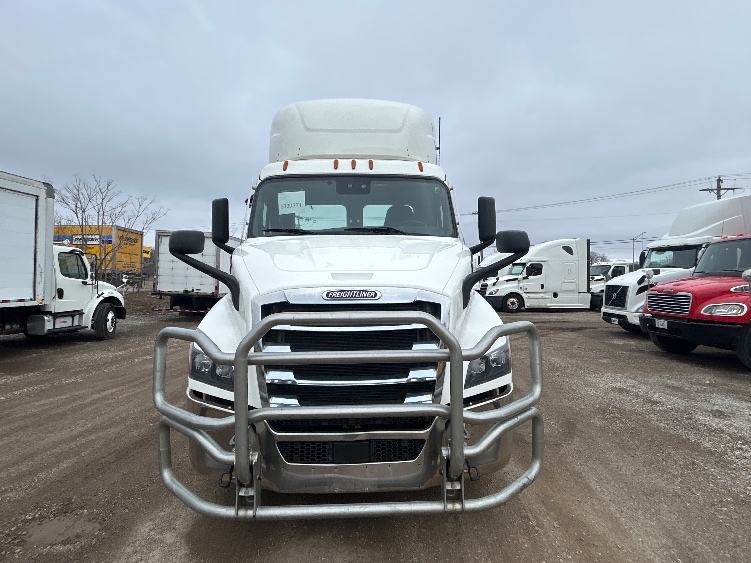 2021 Freightliner Cascadia in La Porte, IN — photo 2