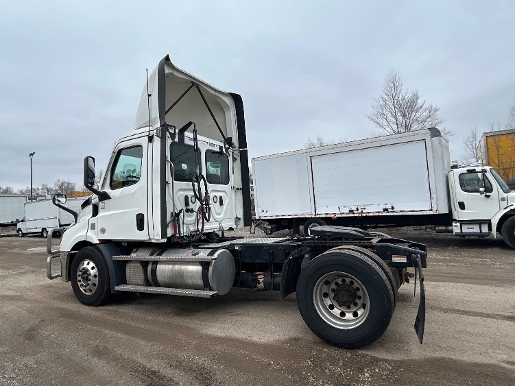 2021 Freightliner Cascadia in La Porte, IN — photo 5