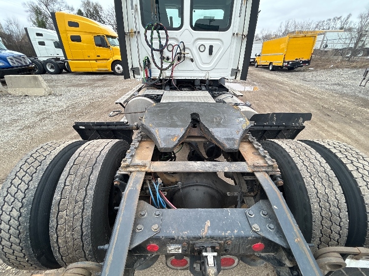 2021 Freightliner Cascadia in La Porte, IN — photo 6