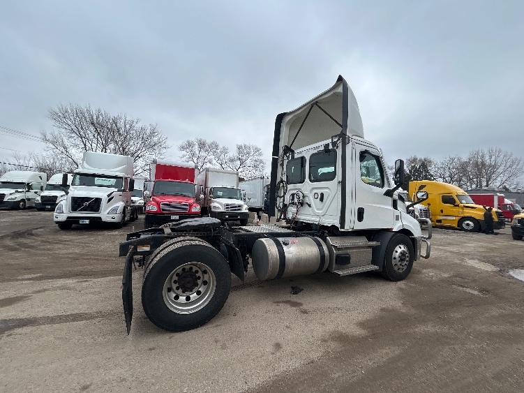 2021 Freightliner Cascadia in La Porte, IN — photo 7