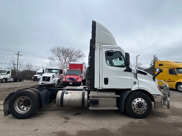2021 Freightliner Cascadia in La Porte, IN — photo 8