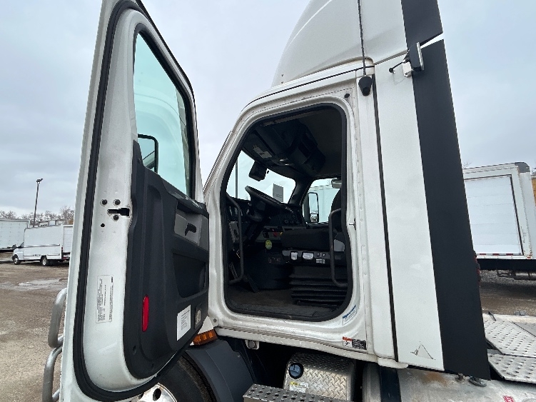 2021 Freightliner Cascadia in La Porte, IN — photo 9