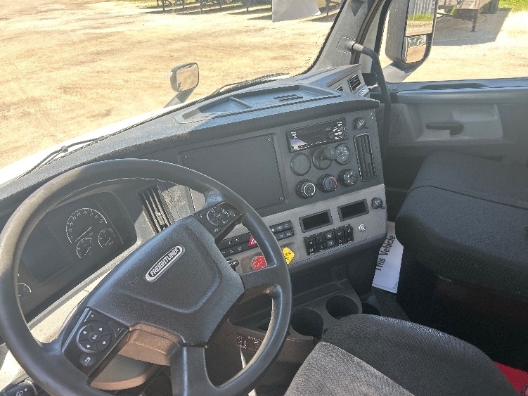 2021 Freightliner Cascadia in La Porte, IN — photo 10