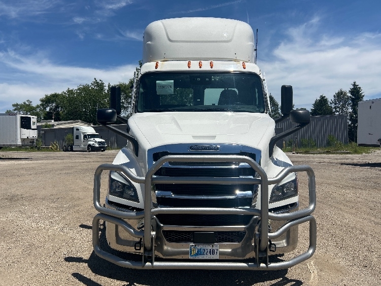 2021 Freightliner Cascadia in La Porte, IN — photo 2