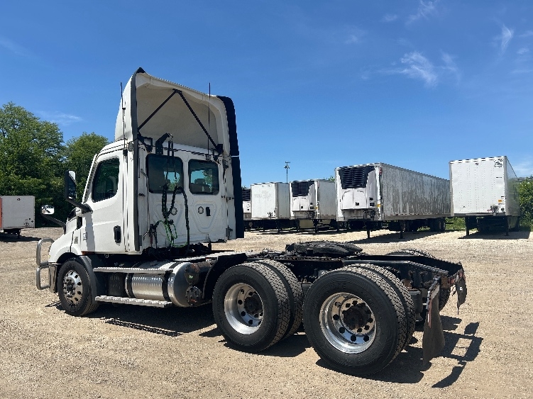 2021 Freightliner Cascadia in La Porte, IN — photo 5
