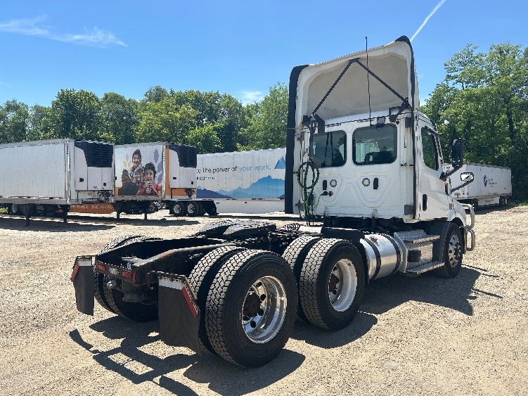 2021 Freightliner Cascadia in La Porte, IN — photo 7