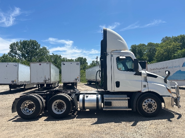 2021 Freightliner Cascadia in La Porte, IN — photo 8