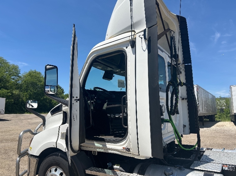 2021 Freightliner Cascadia in La Porte, IN — photo 9