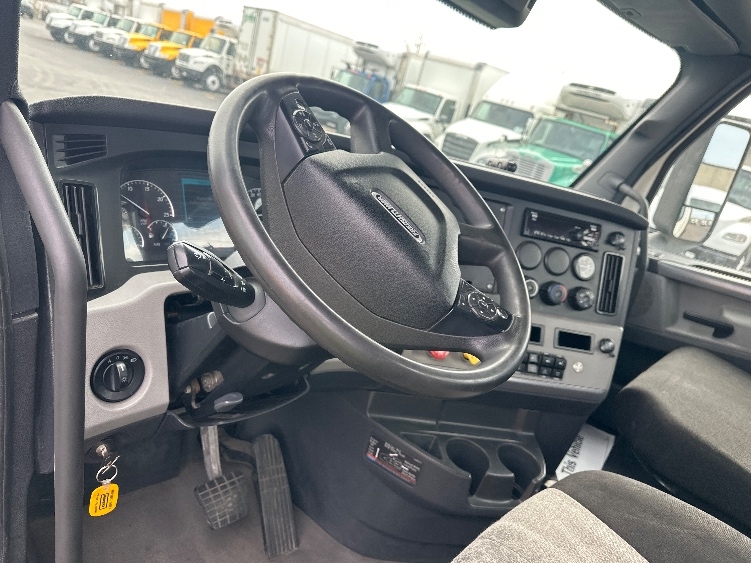 2021 Freightliner Cascadia in Indianapolis, IN — photo 10