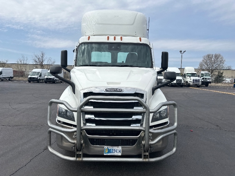 2021 Freightliner Cascadia in Indianapolis, IN — photo 2