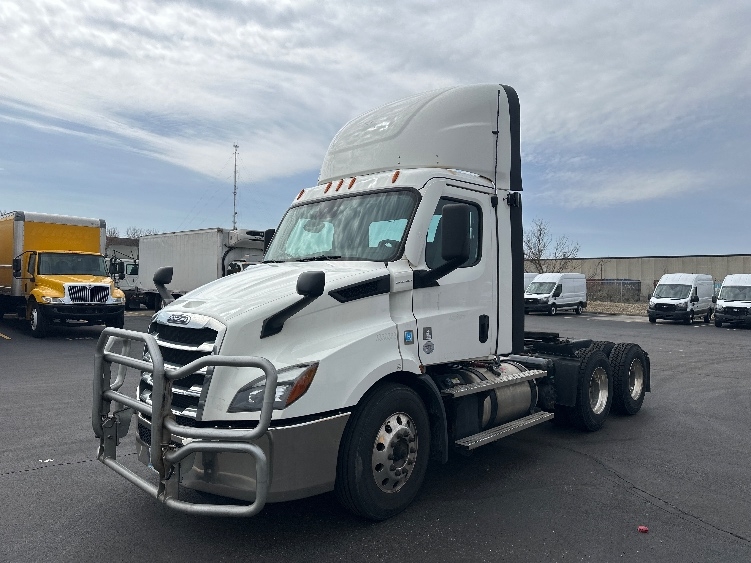 2021 Freightliner Cascadia in Indianapolis, IN — photo 3