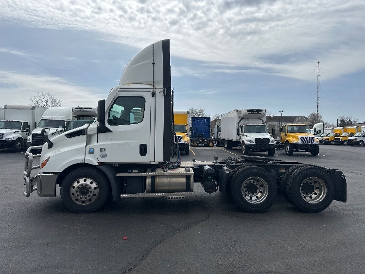 2021 Freightliner Cascadia in Indianapolis, IN — photo 4