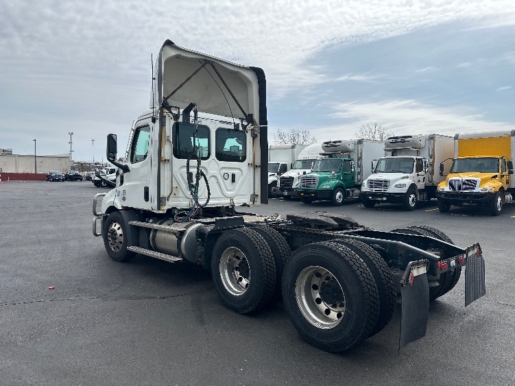 2021 Freightliner Cascadia in Indianapolis, IN — photo 5