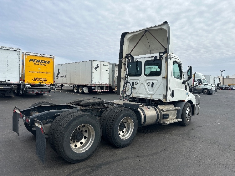 2021 Freightliner Cascadia in Indianapolis, IN — photo 7