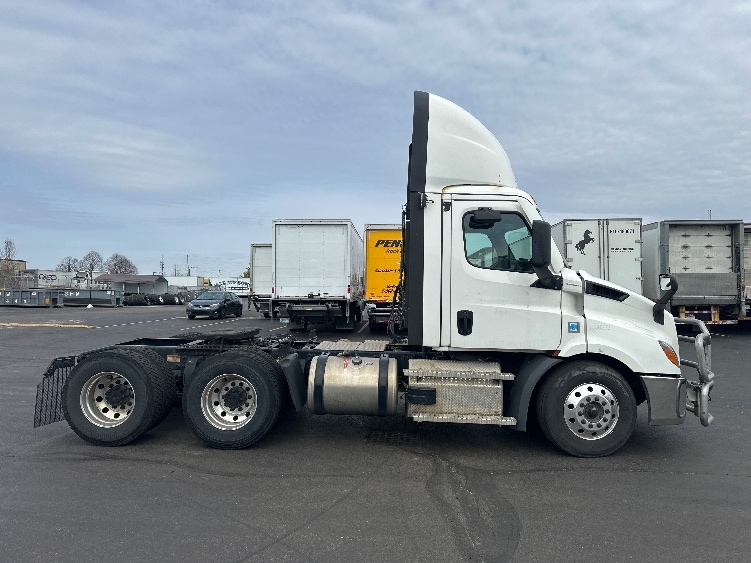 2021 Freightliner Cascadia in Indianapolis, IN — photo 8
