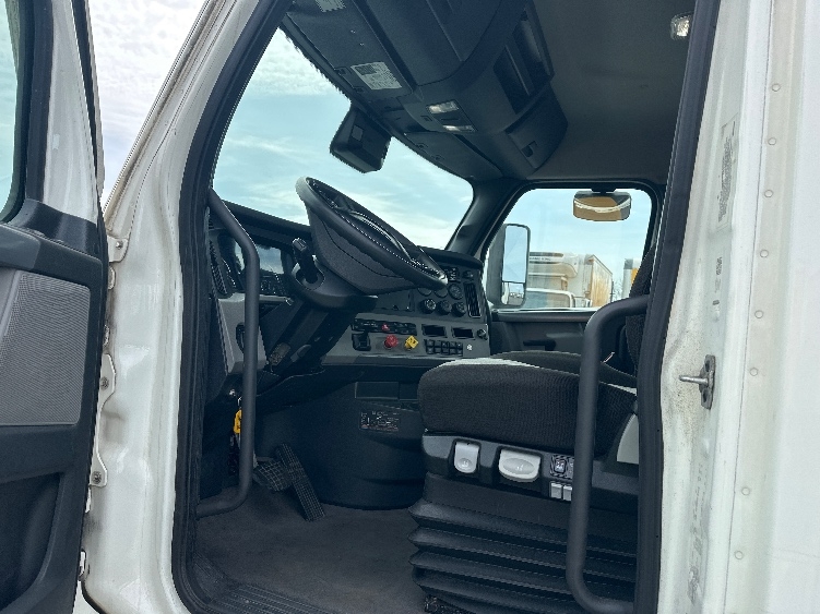 2021 Freightliner Cascadia in Indianapolis, IN — photo 9