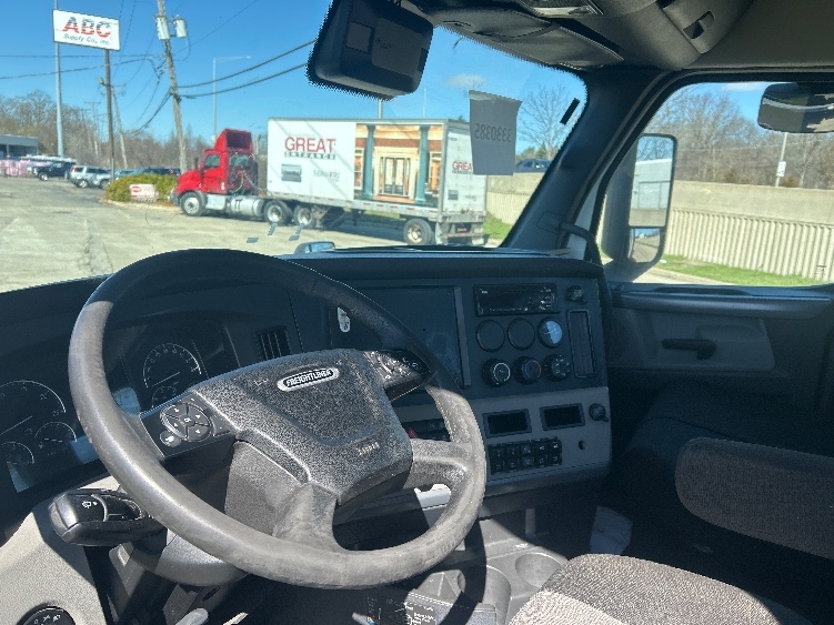 2021 Freightliner Cascadia in La Porte, IN — photo 10