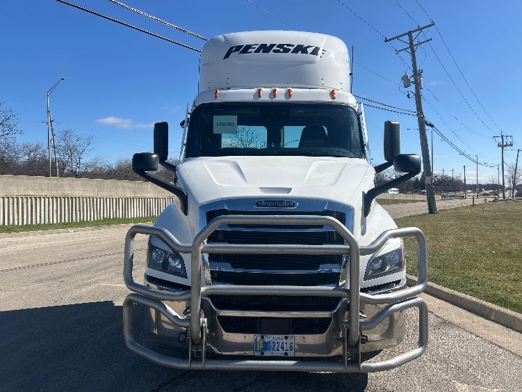 2021 Freightliner Cascadia in La Porte, IN — photo 2