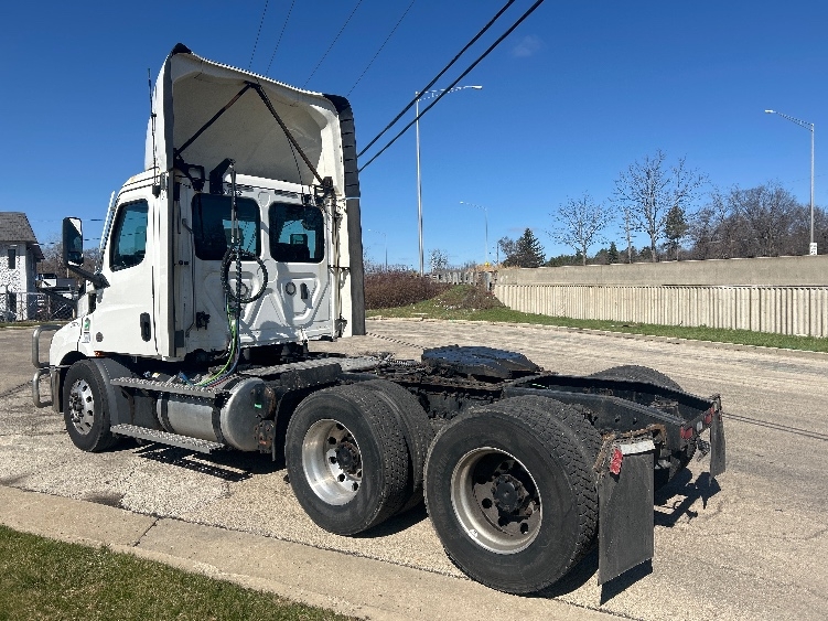 2021 Freightliner Cascadia in La Porte, IN — photo 5