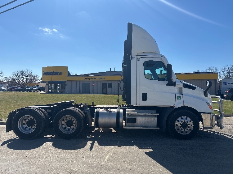 2021 Freightliner Cascadia in La Porte, IN — photo 8