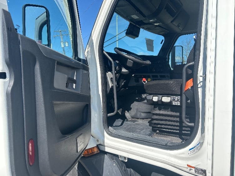 2021 Freightliner Cascadia in La Porte, IN — photo 9