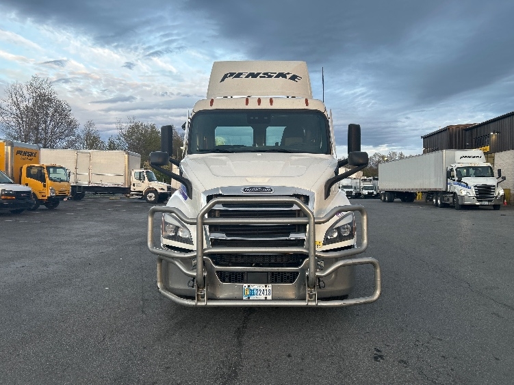 2021 Freightliner Cascadia in Montgomery, NY — photo 2