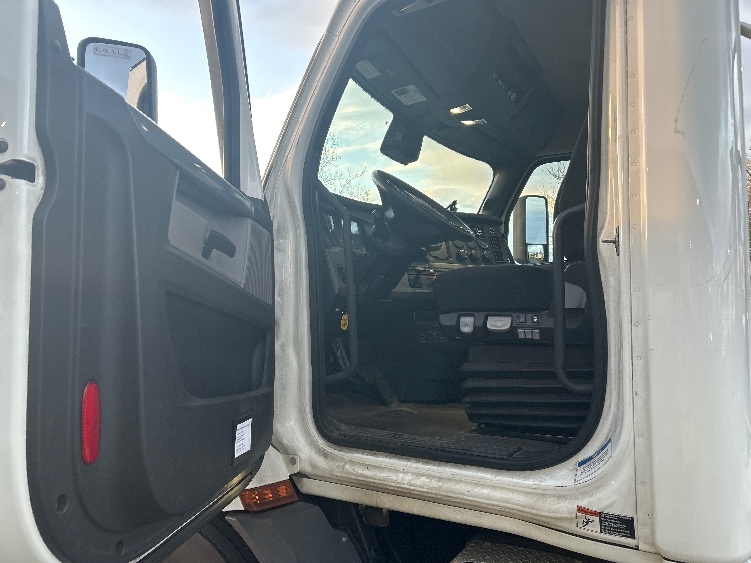 2021 Freightliner Cascadia in Montgomery, NY — photo 9