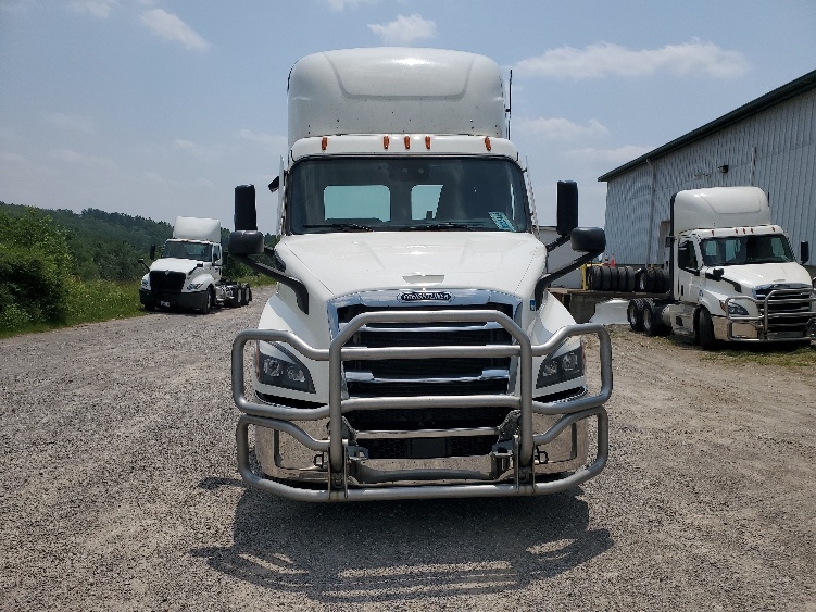 2021 Freightliner Cascadia in Columbus, OH — photo 2