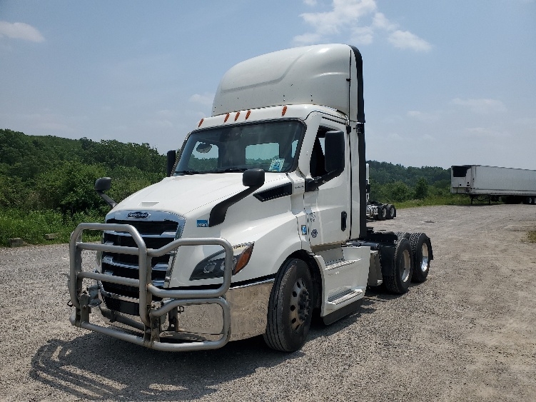 2021 Freightliner Cascadia in Columbus, OH — photo 3