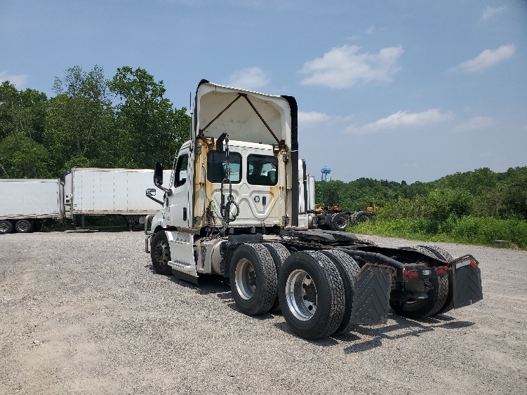 2021 Freightliner Cascadia in Columbus, OH — photo 5
