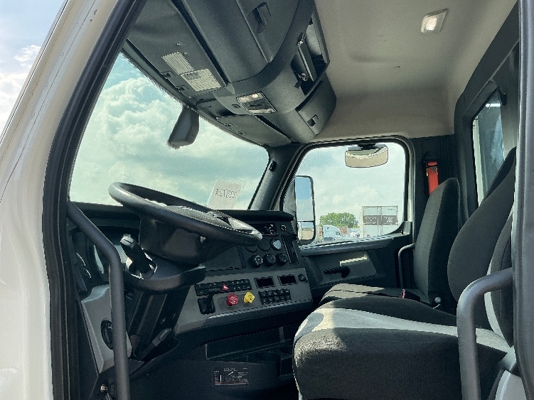 2019 Freightliner Cascadia in East Chicago, IN — photo 10