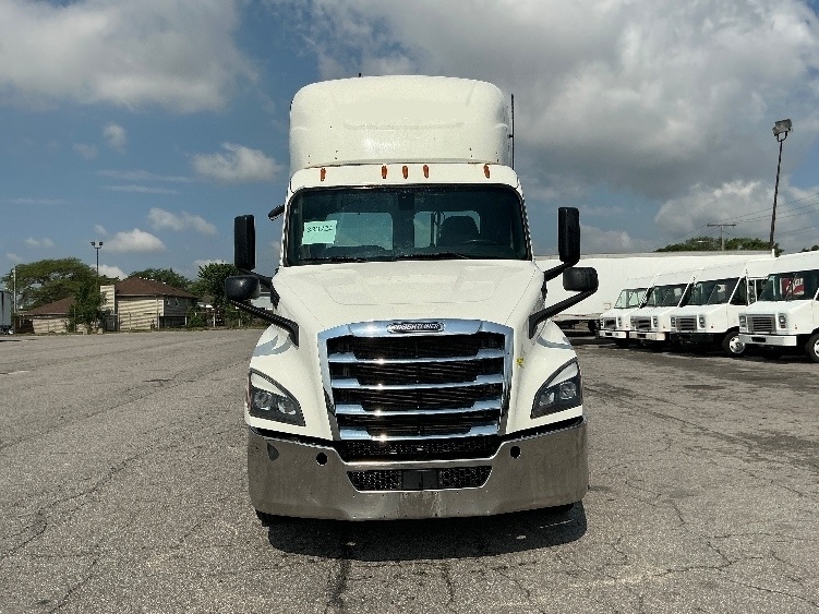 2019 Freightliner Cascadia in East Chicago, IN — photo 2