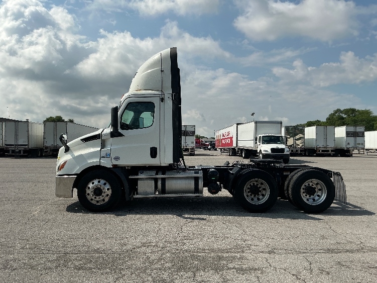 2019 Freightliner Cascadia in East Chicago, IN — photo 4
