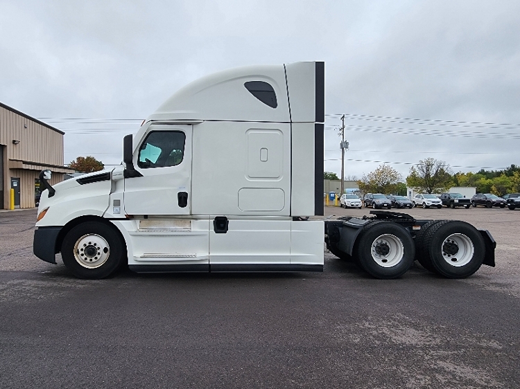 2021 Freightliner Cascadia in Brooklyn Park, MN — photo 4