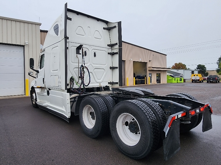 2021 Freightliner Cascadia in Brooklyn Park, MN — photo 5