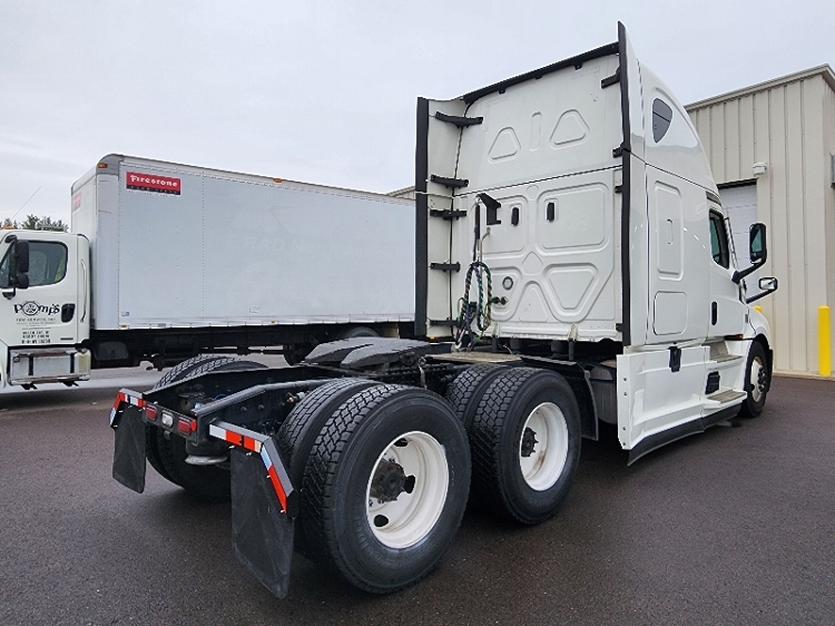 2021 Freightliner Cascadia in Brooklyn Park, MN — photo 7